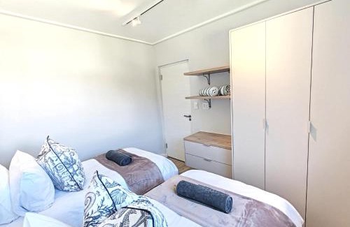 Redhill Apartment | Wavescapes Hang Ten Stay