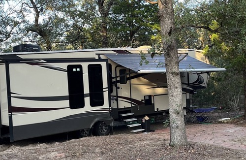Lee County House | Way, way off the grid in a Lux RV 25 minutes from Austin