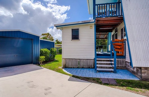 Rainbow Beach House | Wayfarers Beachouse - Rainbow Beach. Everything you need, just metres to the beach. Pets welcome