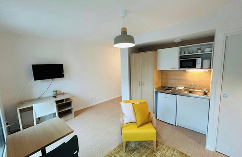 Barbatre Apartment | We Live In R - Suite 101