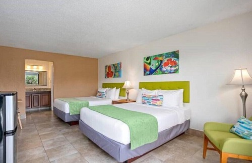 Historic Downtown Kissimmee Hotel | Weekend Getaway Room w 2 DBL Beds in the Entertainment District