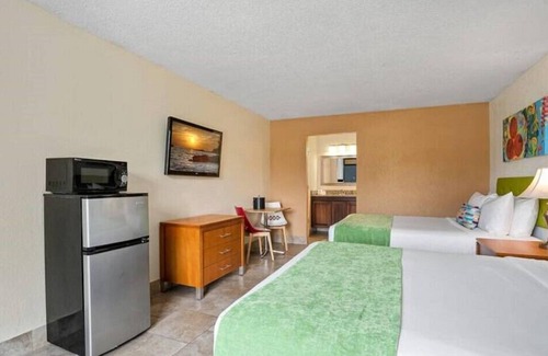 Historic Downtown Kissimmee Hotel | Weekend Getaway Room w 2 DBL Beds in the Entertainment District