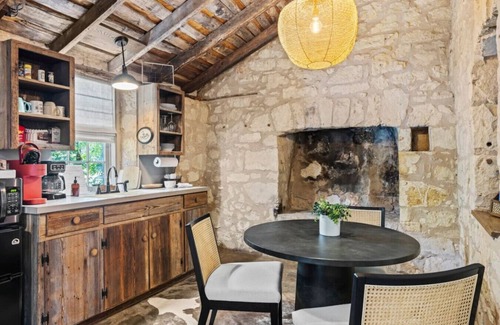 Fredericksburg Cabin | Weinheimer Cabin | Hot Tub | Romantic