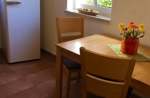 Trockenborn-Wolfersdorf Apartment | Welcome to our cozy guest house with separate entrance