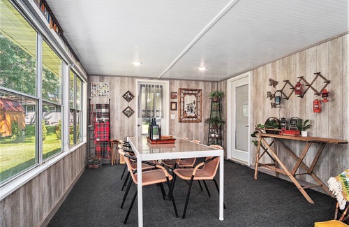 Madison House | Welcome Hunters! Dog Friendly Home - 3 TVs - Private Fenced Yard