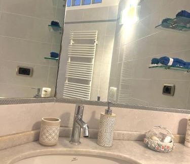 Zoagli Apartment | WELCOME RIVIERA Primavera 1A Vista mare- spazioso e comodo appartamento-2 bagni-wifi-aria condizionata in ogni stanza-garage a pagamento 15 euro al giorno