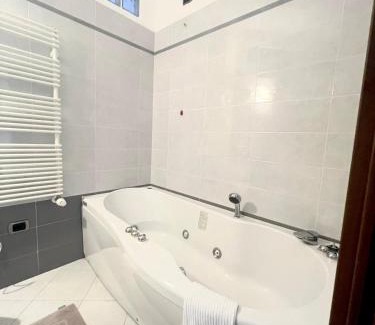 Zoagli Apartment | WELCOME RIVIERA Primavera 1A Vista mare- spazioso e comodo appartamento-2 bagni-wifi-aria condizionata in ogni stanza-garage a pagamento 15 euro al giorno