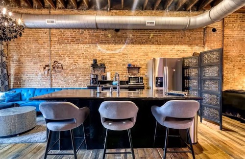 Downtown Springfield Apartment | Welcome to Black Palace-A! A beautiful downtown loft with easy access to everyth