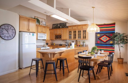 Groveland House | Welcome to Gallery House: Family friendly retreat 25 miles from Yosemite