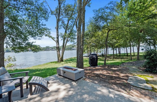 Malakoff Cottage | Welcome to The Cardinal Cottage at Sunrise Point 🌅 Escape to the serene beauty of Cedar Creek Lake in the Cardinal Cottage, where modern design meets nature's tranquility. Whether you're here to unwind, get active, or simply enjoy some epic l