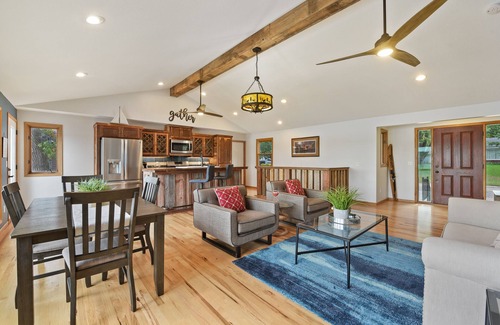 Burnsville House | Welcome to The Cottage on Crystal Lake!