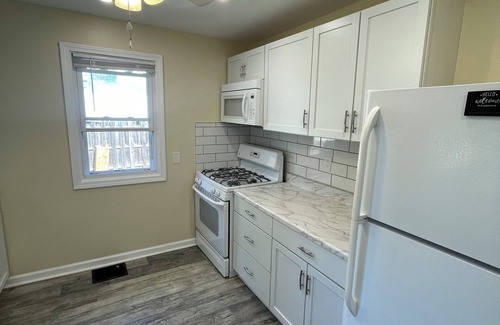 Sea Breeze House | Welcome to “The Seabreeze Lakeside Getaway” in the heart of a true vacation town