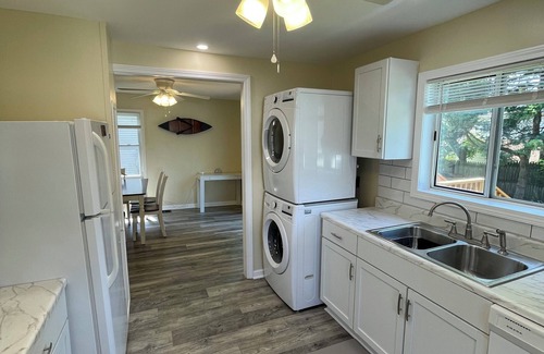 Sea Breeze House | Welcome to “The Seabreeze Lakeside Getaway” in the heart of a true vacation town