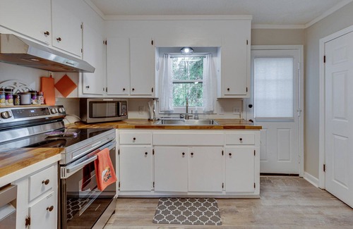 Clemson House | Welcome to the Tiger Den! Premier VRBO Steps Away from Clemson University Campus