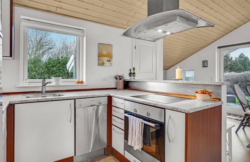 Frolunde House | Welcome to this charming cottage close to the sea and beach.