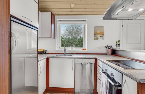 Frolunde House | Welcome to this charming cottage close to the sea and beach.