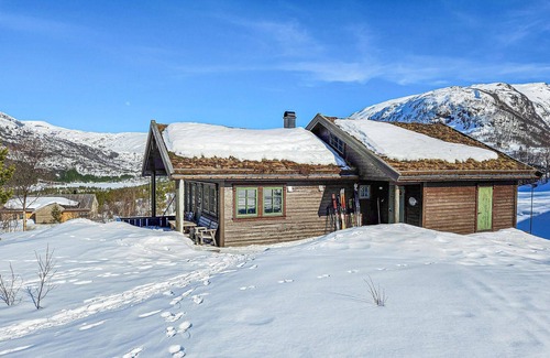 Odda House | Welcome to this cozy cottage in a great location with great hiking nearby.