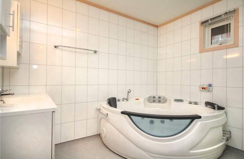 Hervik House | Welcome to this great vacation home in idyllic Liarvåg in Tysvær.