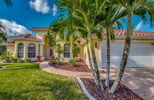 Jacarandas House | Welcome to Villa Pelican Bay, great location, pool, free WIFI