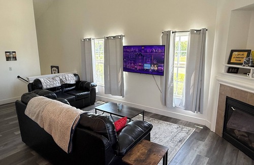 South Bend House | Welcoming 2-bedroom townhome in South Bend, short walk to Notre Dame!