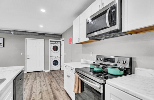 West Arlington Apartment | Welcoming 2BR Apartment Near Campus and Shops