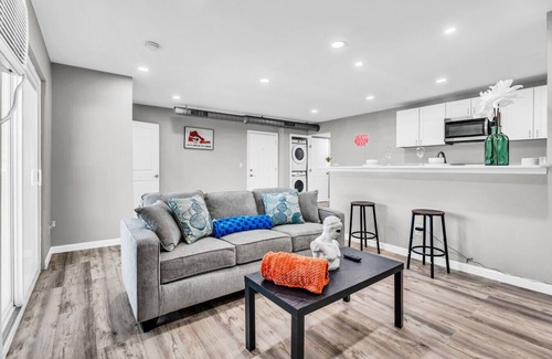 West Arlington Apartment | Welcoming 2BR Apartment Near Campus and Shops