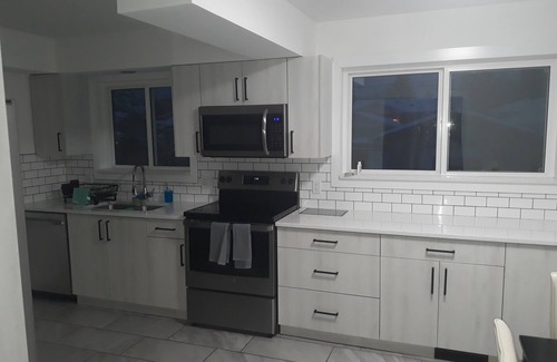 Northeast Edmonton House | Welcoming 3-bedroom house with WiFi in Edmonton and smart tv per room.n