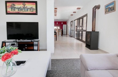 Bloubergstrand House | Welcoming 4-bedroom house with WiFi in Cape Town