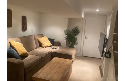 Bracondale Hill House | Welcoming basement studio suite in Toronto