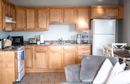 Elizabethtown Apartment | Welcoming Downtown Single Private Upstairs Apartment