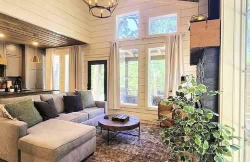 Eufaula House | Welcoming Guesthouse in Patriot Pointe on Lake Eufaula!