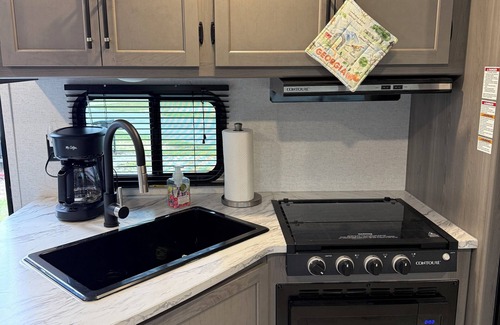 Valdosta House | Welcoming RV-sleeps 4-6! Brand new!