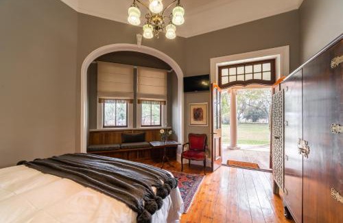 Oudtshoorn Bed & Breakfast | Welgeluk Feather Palace