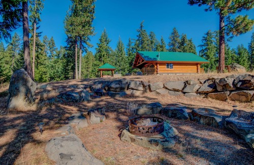 Cle Elum House | Well appointed cabin with views on 20 acres, minutes from Cle Elum & Roslyn