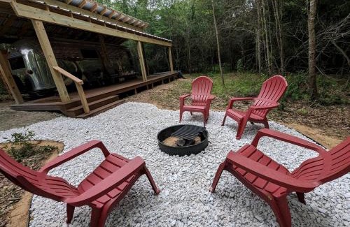 Madison County House | Well-Deserved Nature Getaways in this Fully-Equipped Airstream in Midway, Texas