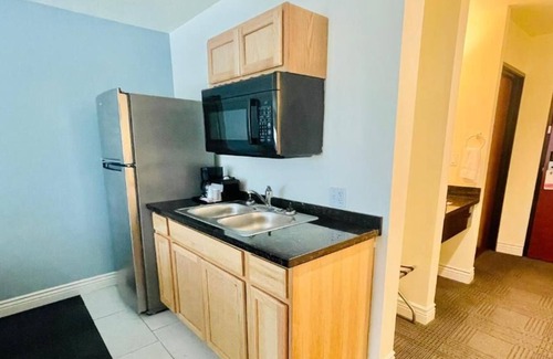 Cuero House | Well-Designed Hotel, 2 Beautiful Units, Pool, Minutes to Yorktown Country Club