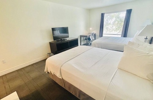 Cuero House | Well-Designed Hotel, 2 Beautiful Units, Pool, Minutes to Yorktown Country Club