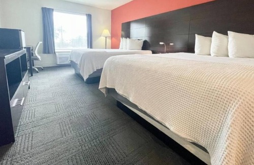 Cuero House | Well-Designed Hotel, 2 Beautiful Units, Pool, Minutes to Yorktown Country Club