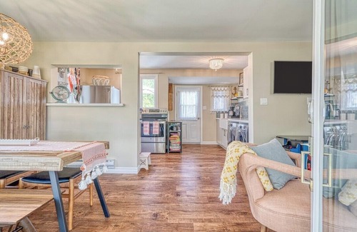 Selkirk Cottage | Well-equipped Lakeshore Getaway | HotTub, Firepit