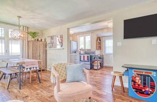 Selkirk Cottage | Well-equipped Lakeshore Getaway | HotTub, Firepit