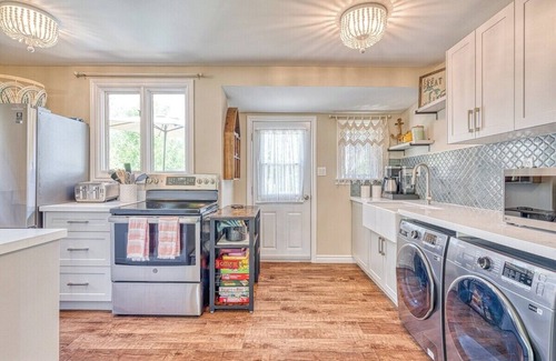 Selkirk Cottage | Well-equipped Lakeshore Getaway | HotTub, Firepit