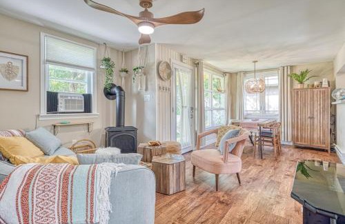 Selkirk House | Well-equipped Lakeshore Getaway Hottubpdlboard