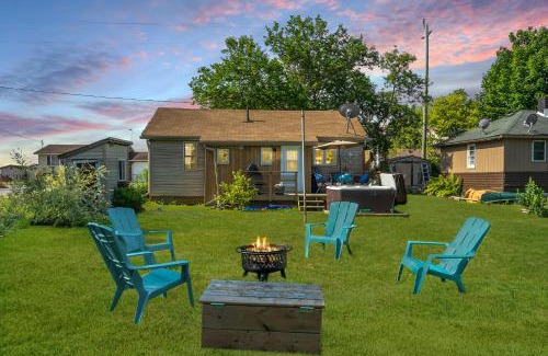 Selkirk House | Well-equipped Lakeshore Getaway Hottubpdlboard