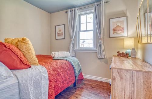 Selkirk House | Well-equipped Lakeshore Getaway Hottubpdlboard