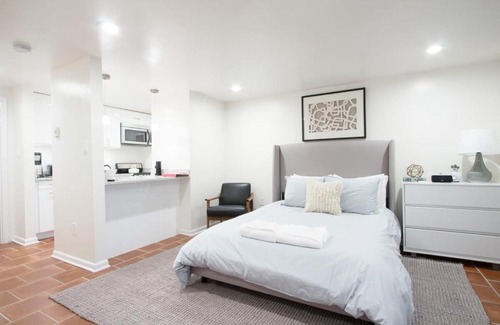 Logan Circle Apartment | WELL-EQUIPPED STUDIO APT - WALK TO METRO SUBWAY