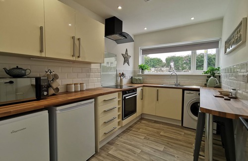 Ty Croes House | Well finished quiet home with king sized bed and near the beach.