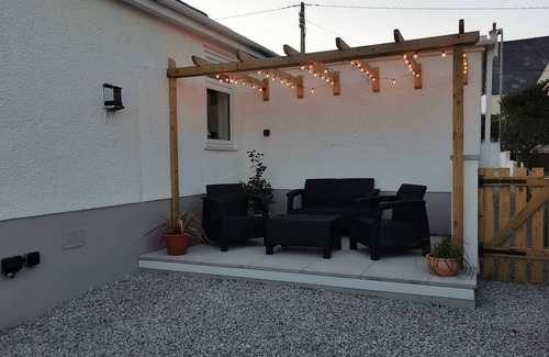 Ty Croes House | Well finished quiet home with king sized bed and near the beach.