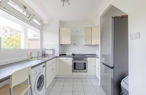 Nine Elms Apartment | Well-located 3BD Flat with Private Balcony