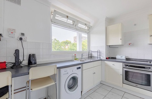 Nine Elms Apartment | Well-located 3BD Flat with Private Balcony