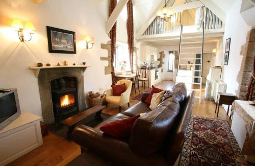 Mathern House | Welsh Gatehouse, Historic Castle which can cater for Electric Vehicle